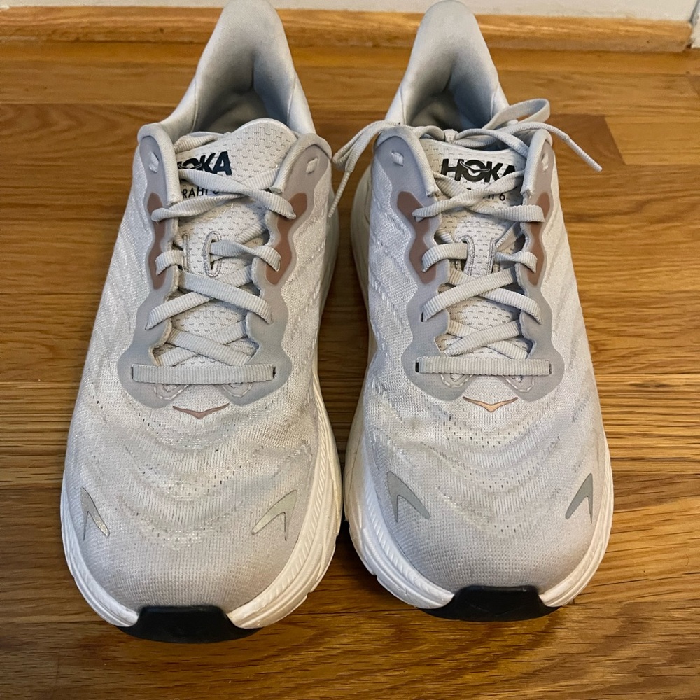 Hoka Arahi 6 gray rose gold sneakers size 8.5